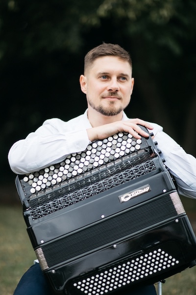 Urheber Bild: Dmytro Zharikov, er spielt selbst sowohl Tasten- als auch Knopfakkordeon