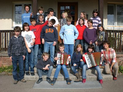 Das Schlerorchester vor dem Naturfreundehaus