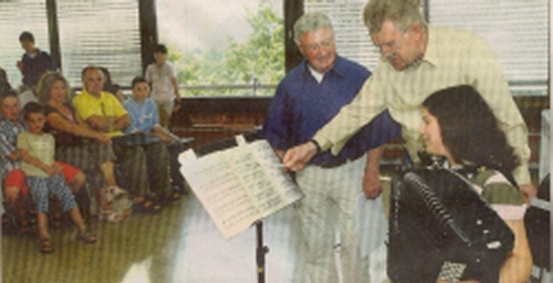 Die Noten im Blick: Die beiden Juroren Eugen Hohnecker und Fritz Pilsl (von links) zeigen Carolin Beutenmller vom HHC Grtzingen, worauf es bei ihrem Stck "Petite Ouverture" ankommt.