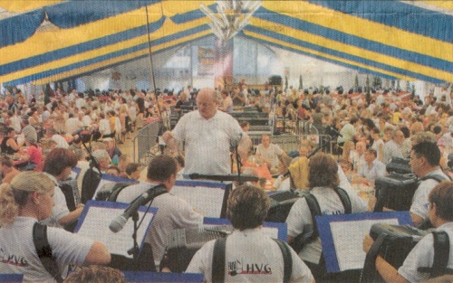 Der Harmonikaverein Grobottwar heizt dem Puplikum ein.   Foto: Dominik Theves