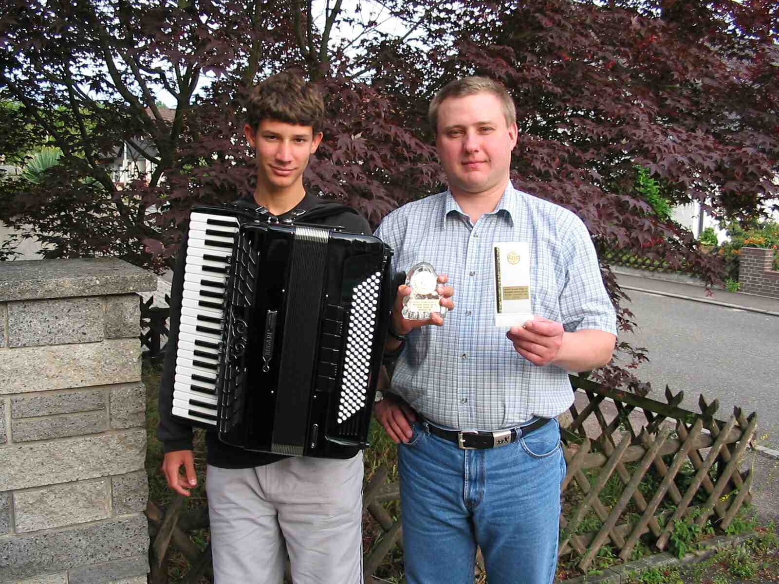 Michael Groß mit seinem Akkordeonlehrer Oleg Grötzinger